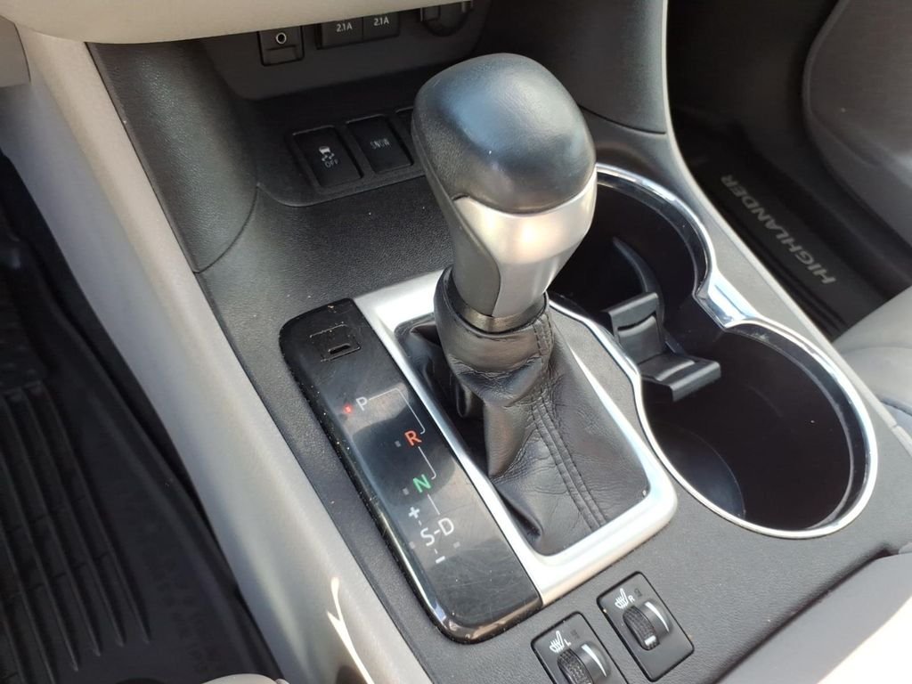 Used 2018 Silver Toyota XLE image 25