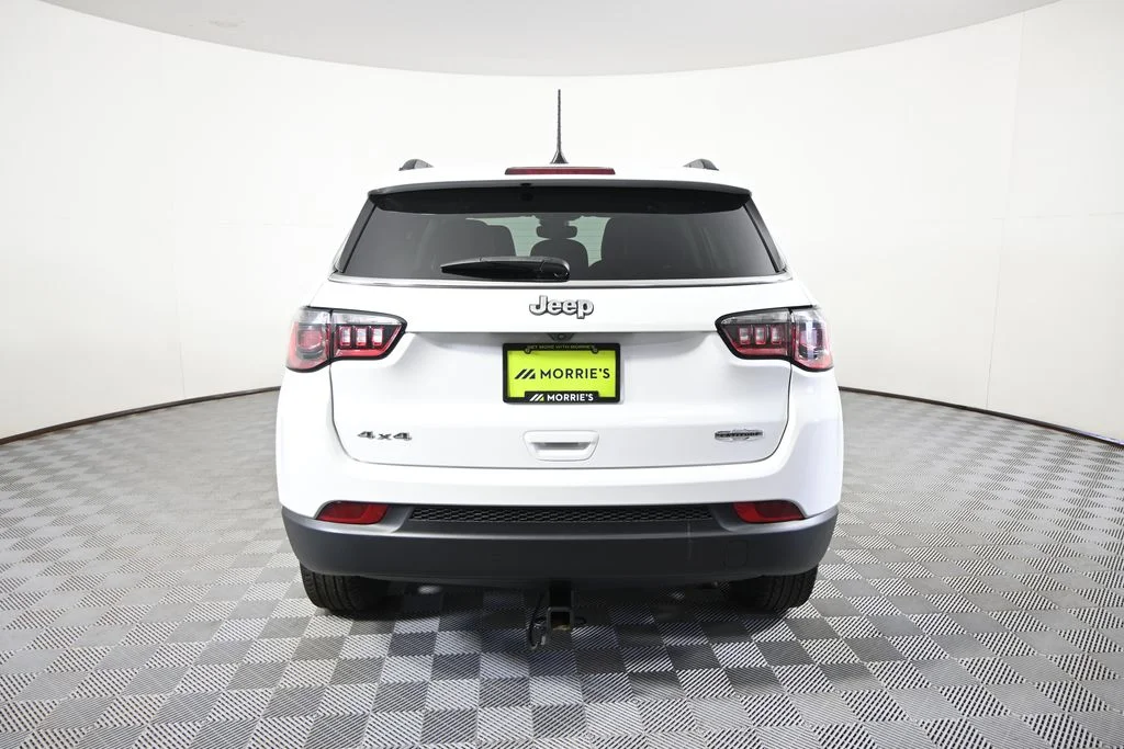 Used 2022 White Jeep Latitude image 5