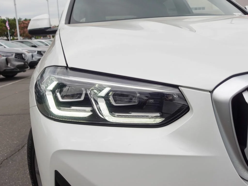 Used 2023 White Metallic BMW sDrive30i image 3