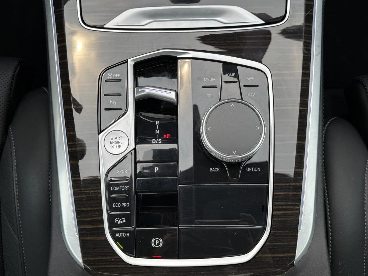 Used 2024 White BMW xDrive40i Sports Activity Vehicle image 28