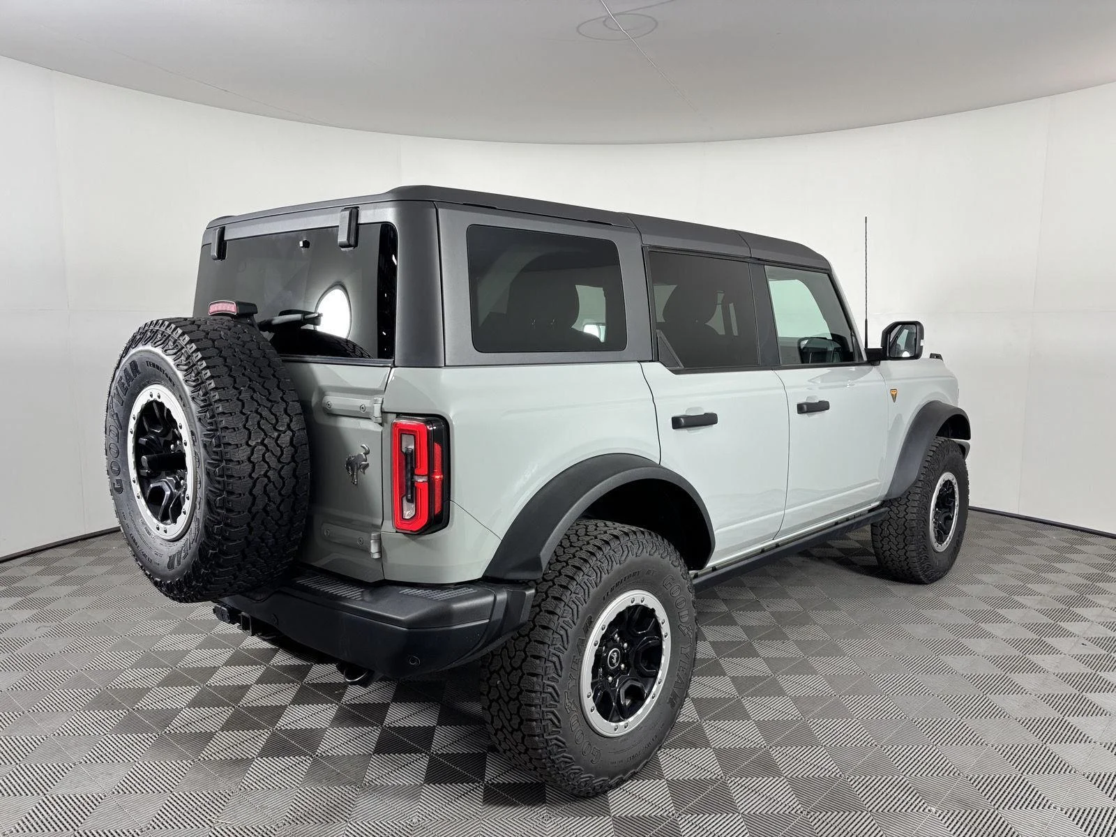 Used 2023 Cactus Gray Ford Badlands image 8