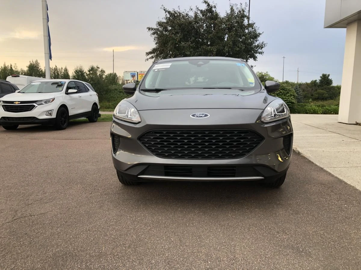 Used 2021 Grey Ford SE AWD image 4