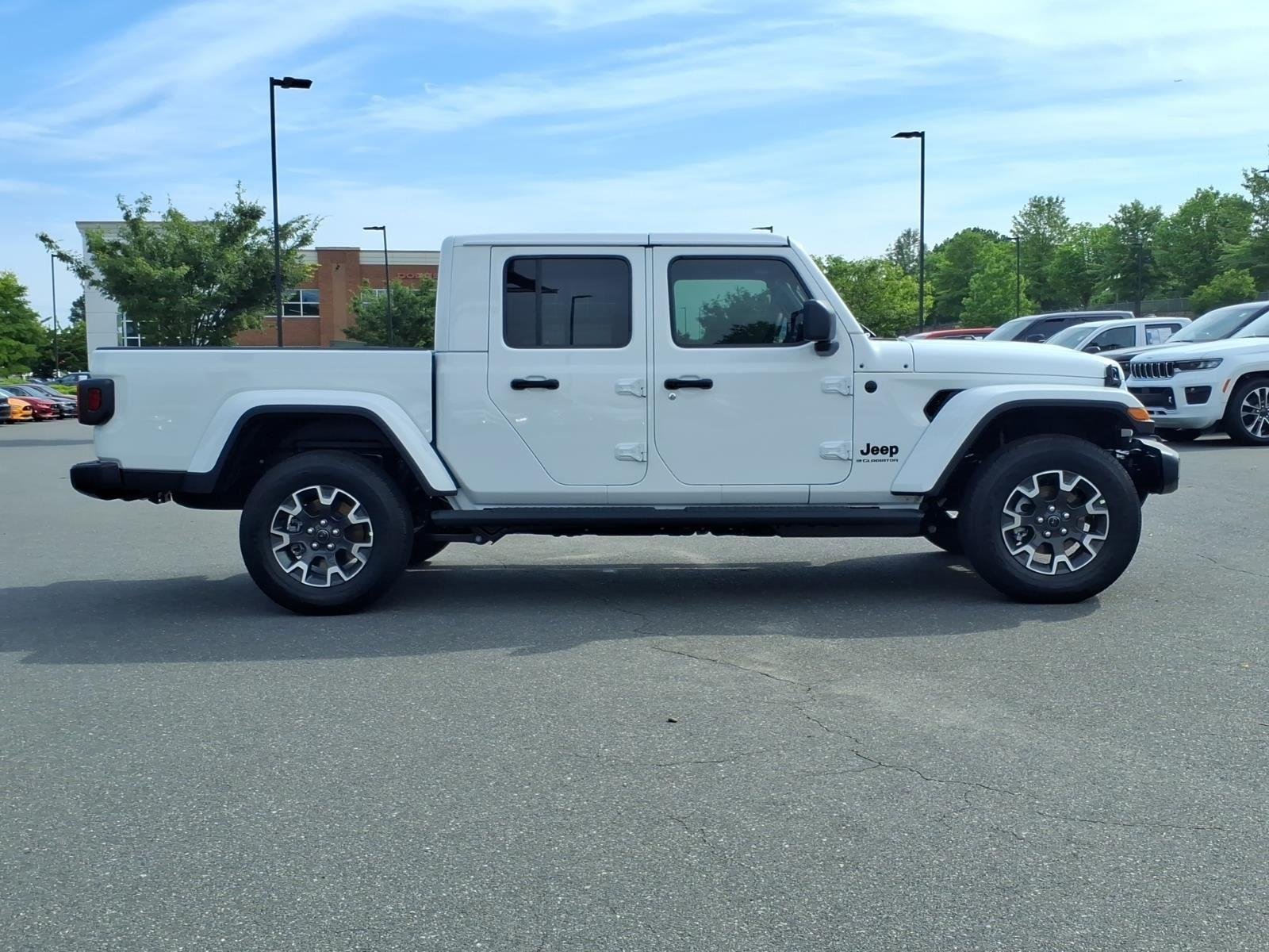 New 2026 Bright White Clear-Coat Exterior Paint Jeep Sahara image 11