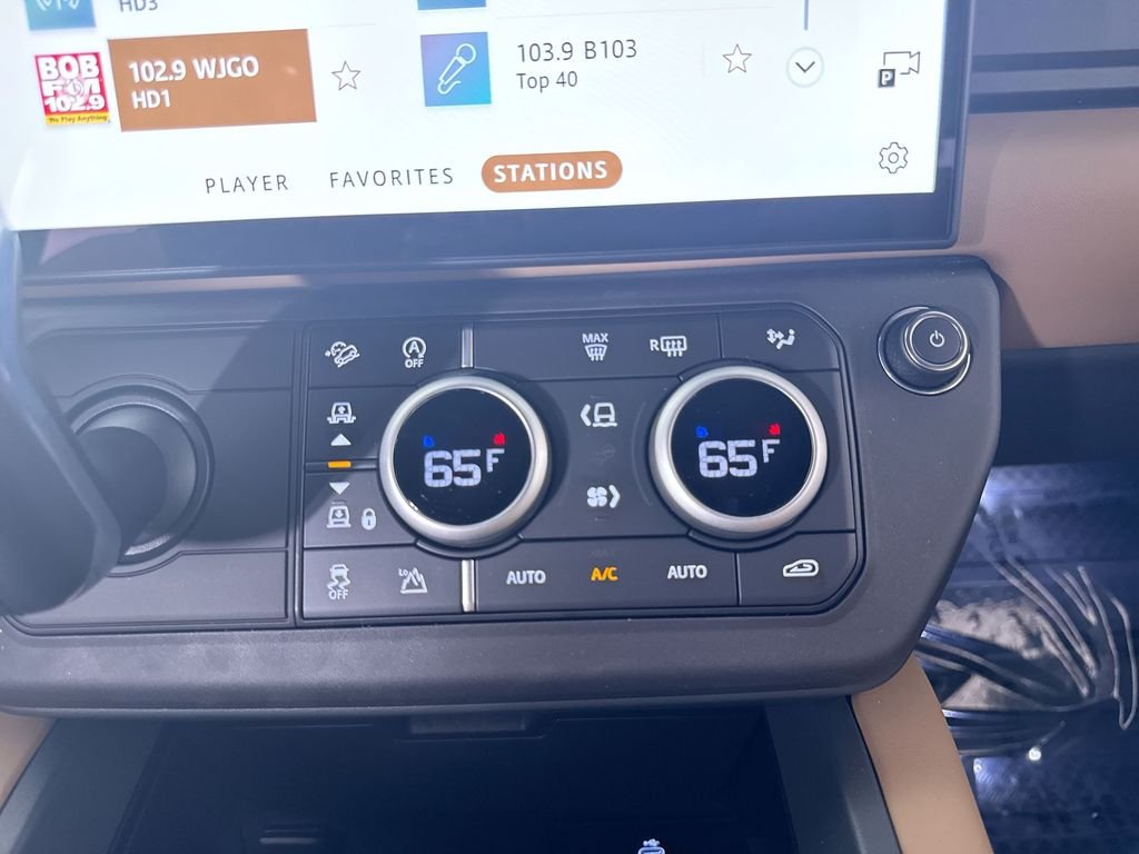 New 2026 SANTORN BLK MET Land Rover S image 17