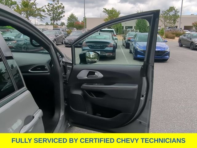 Used 2025 White Chrysler Limited image 43
