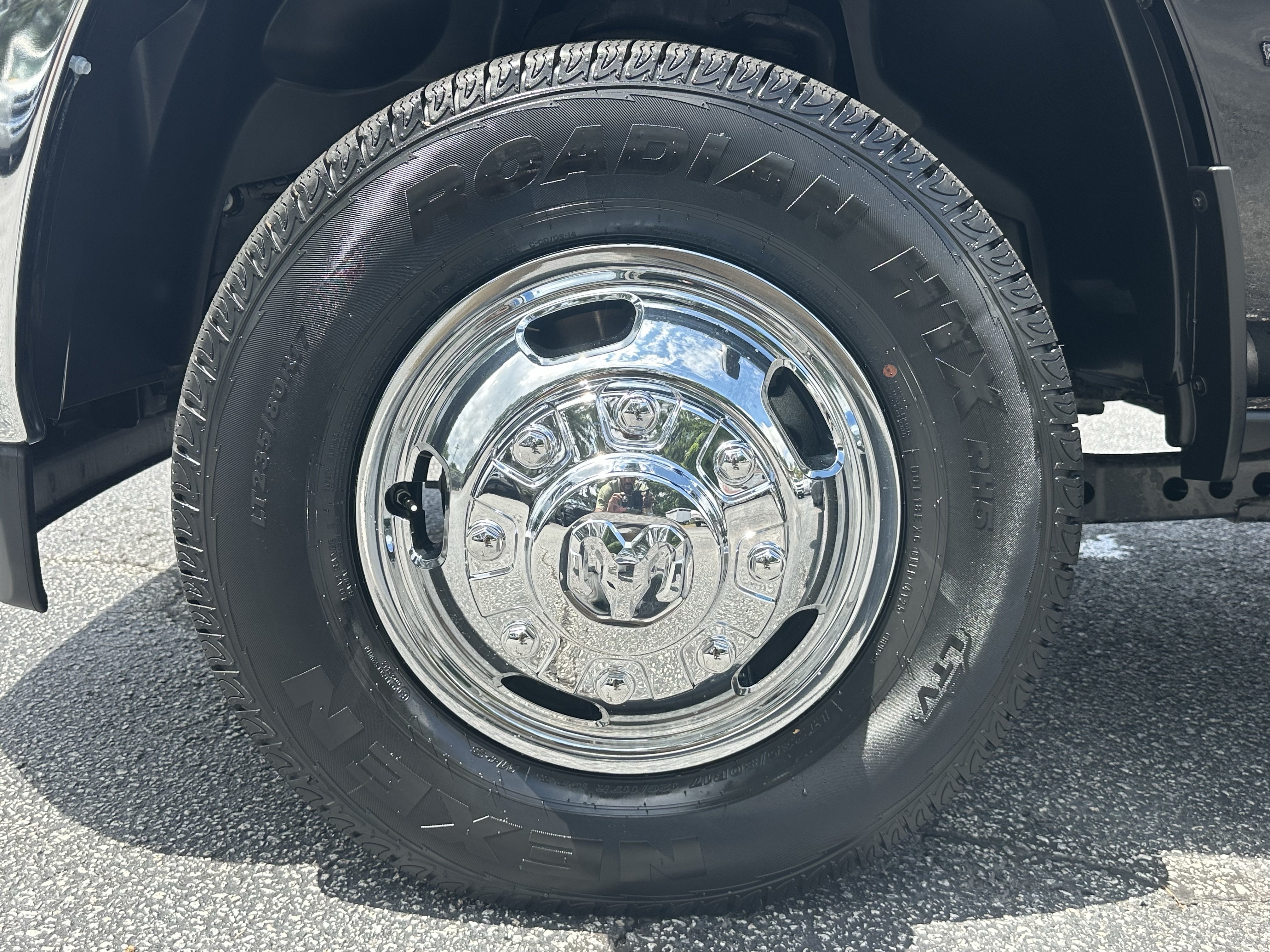 New 2026 Diamond Black Crystal Pearl-Coat Exterior Paint RAM Tradesman image 12