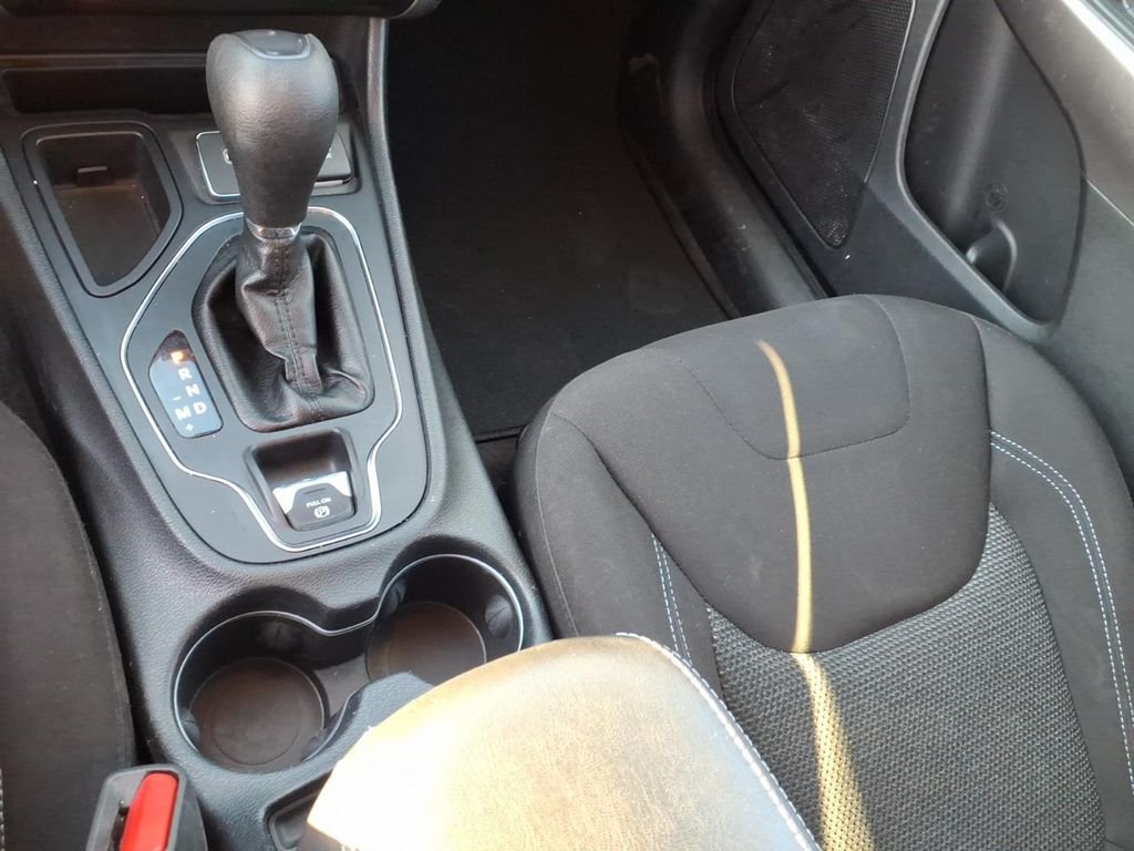 Used 2019 Velvet Red Pearlcoat Jeep Latitude image 8