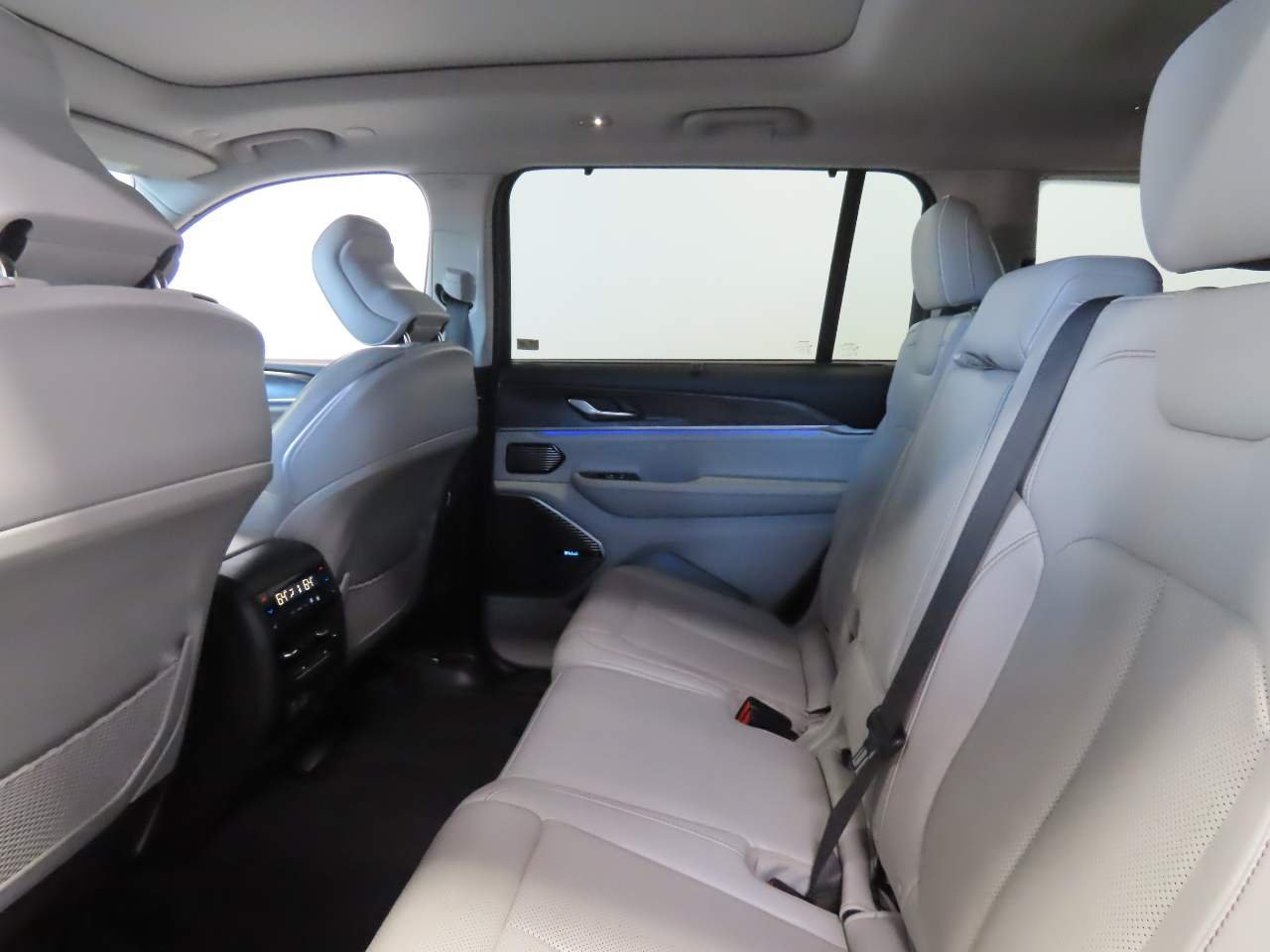 Used 2022 Baltic Gray Metallic Clear Coat Jeep Overland image 15