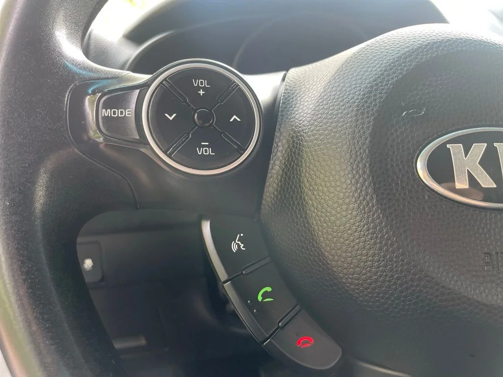 Used 2014 Clear White Kia Base image 12