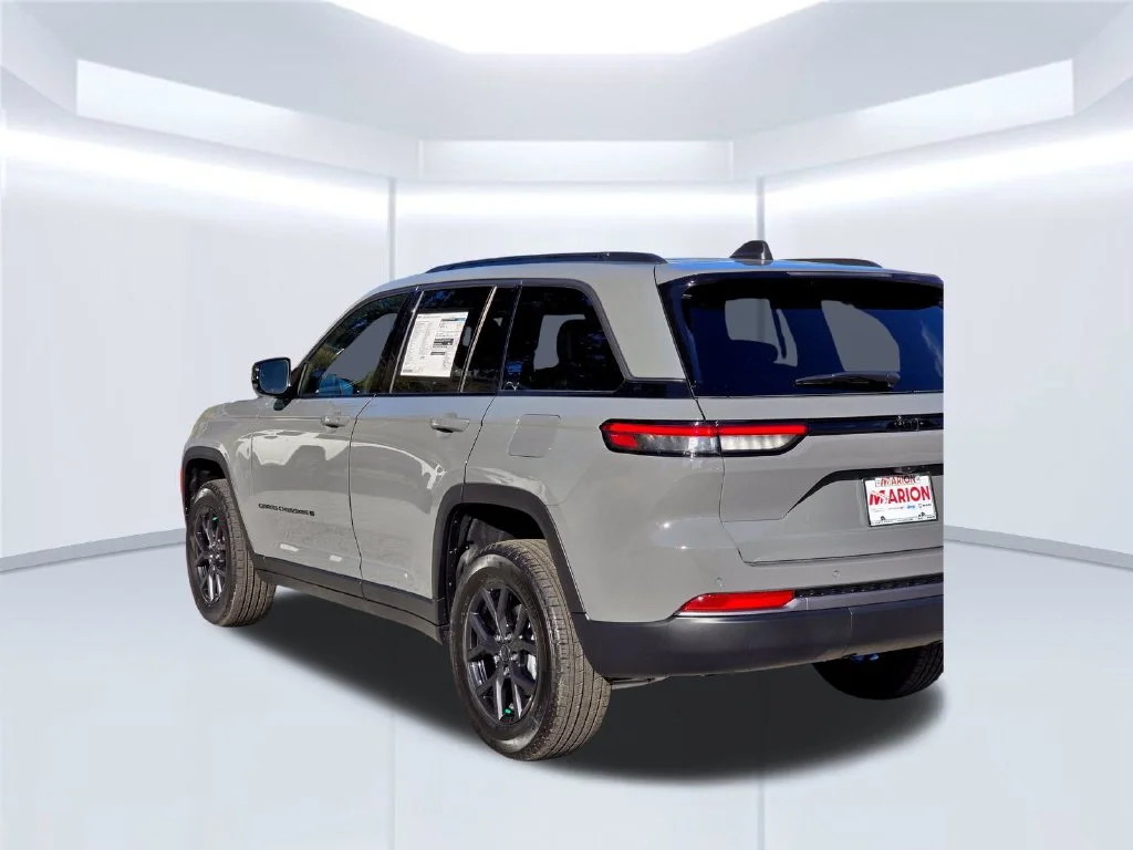 New 2027 Gray Jeep Laredo Altitude image 41