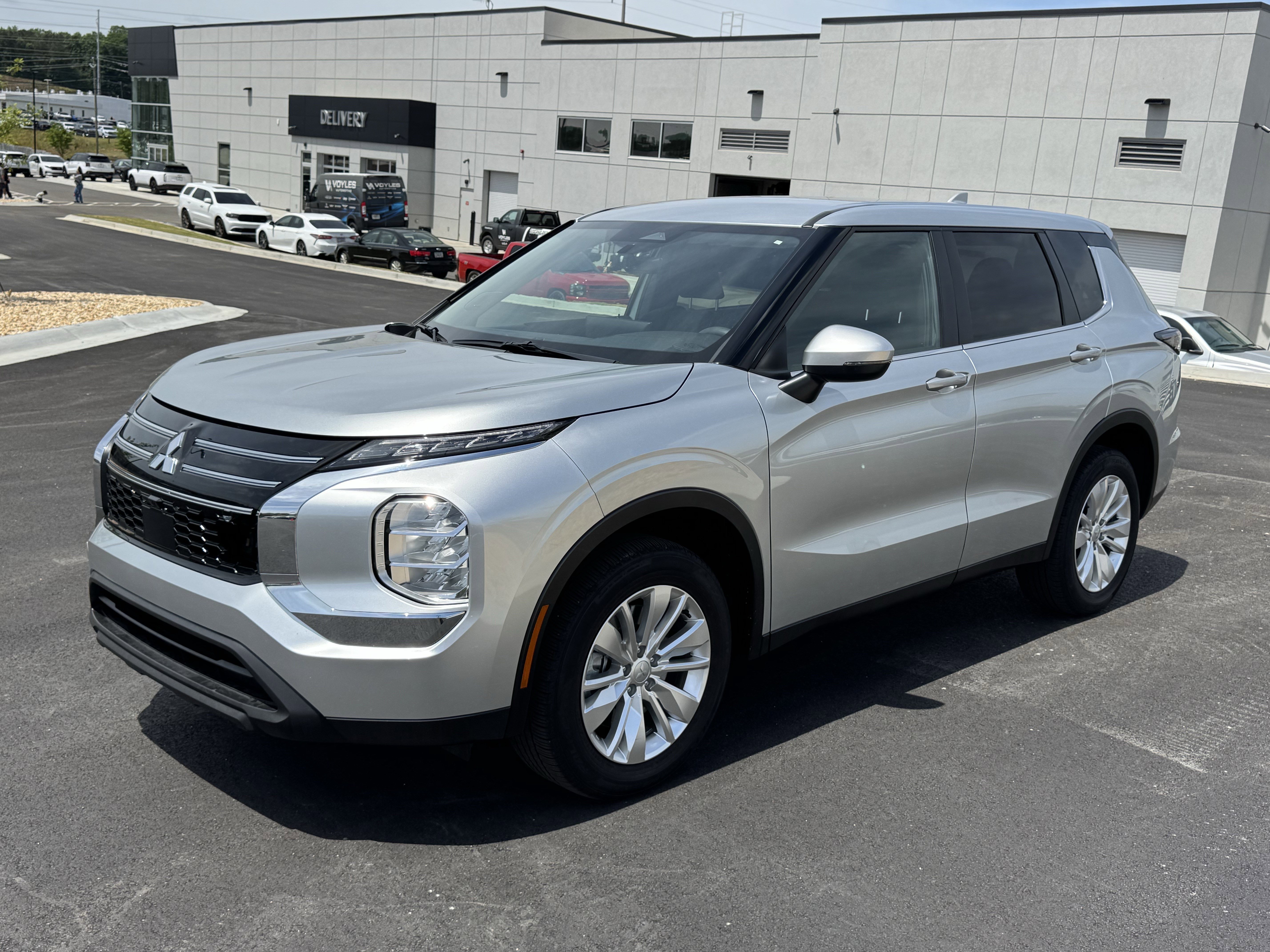 Used 2025  Mitsubishi ES image 3