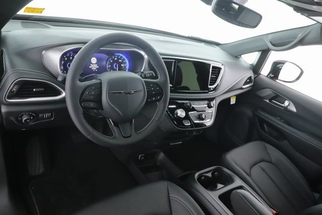 2026 Chrysler Pacifica Select - Photo 17