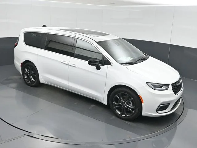 New 2026 Bright White Clear-Coat Exterior Paint Chrysler Limited image 34