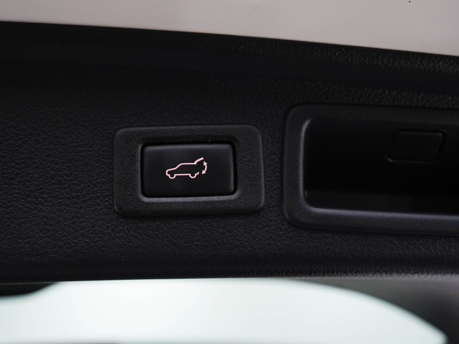 Used 2018 Crystal White Pearl Subaru 2.5i Premium image 19