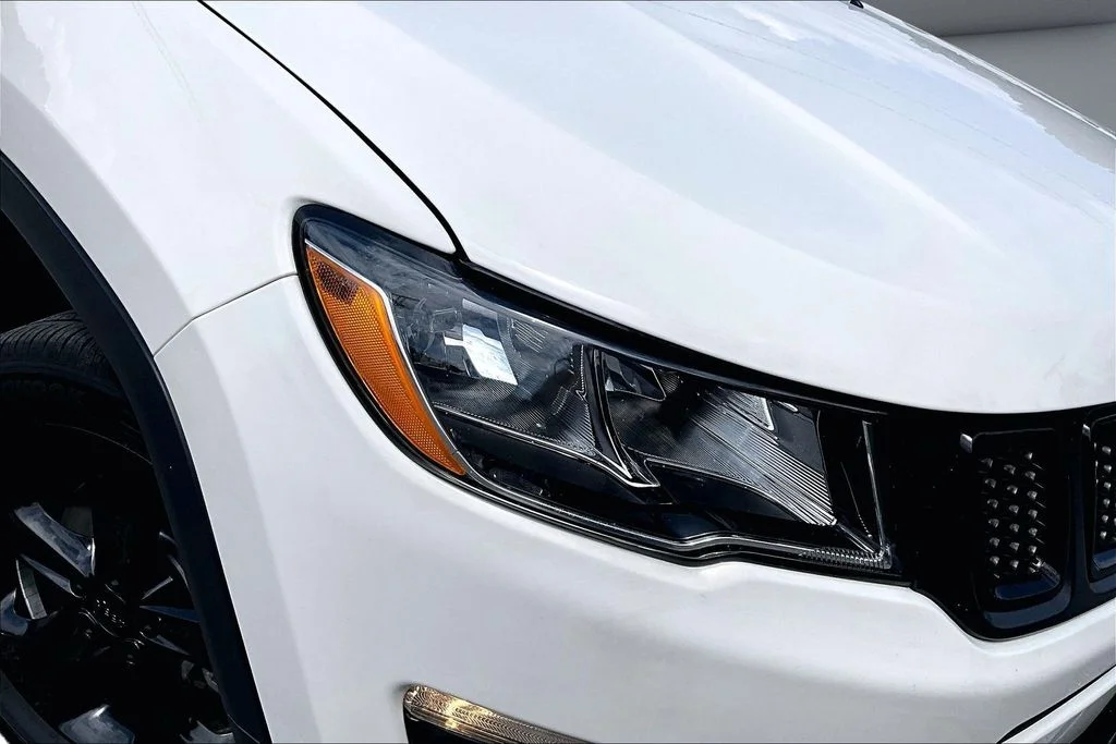 Certified Used 2019 White Jeep Latitude image 32