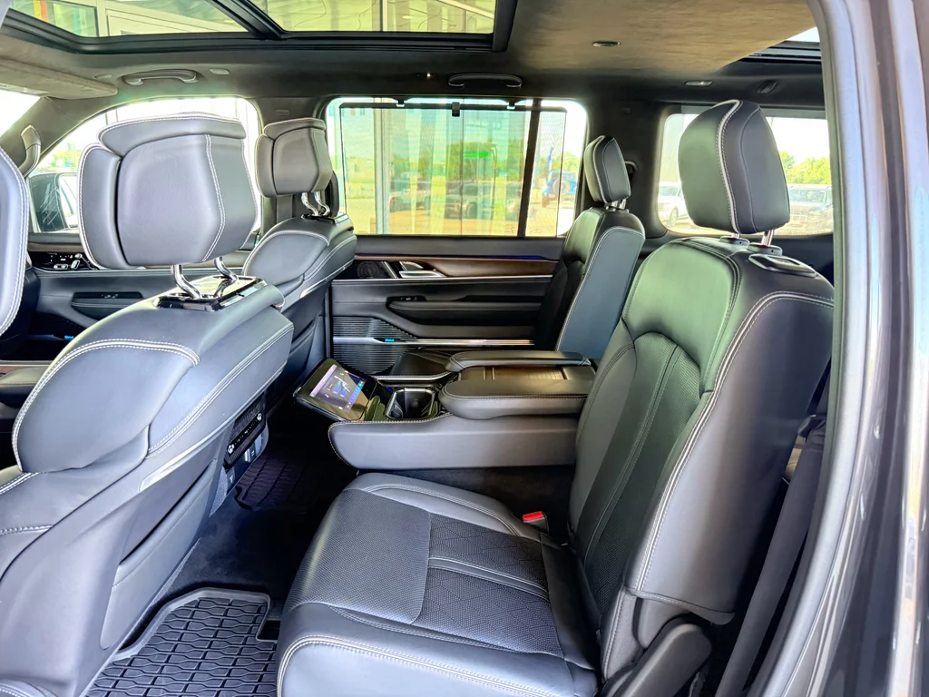 Used 2022 Baltic Gray Metallic Clearcoat Jeep Series II image 18