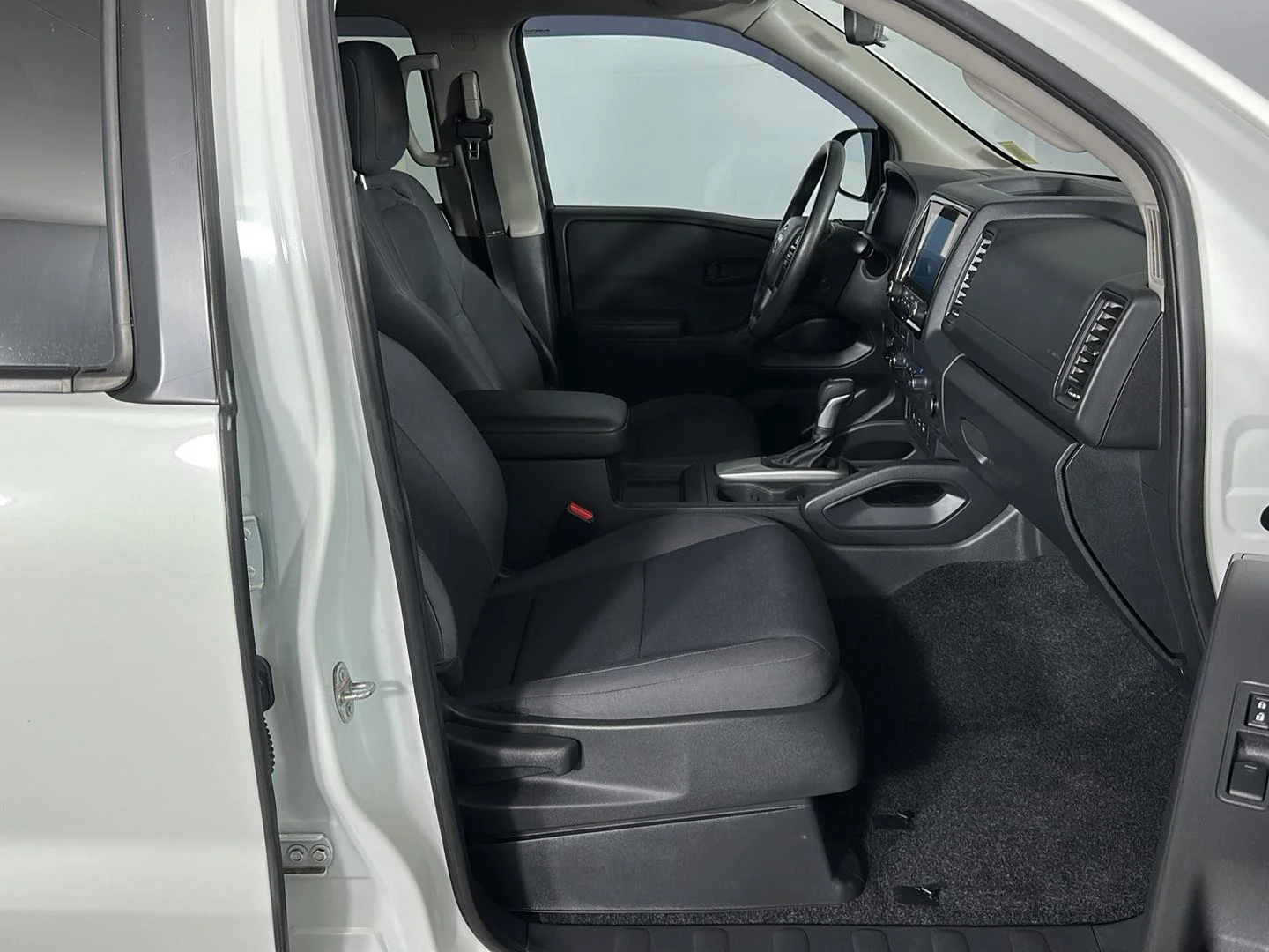 Used 2022 Glacier White Nissan S image 24