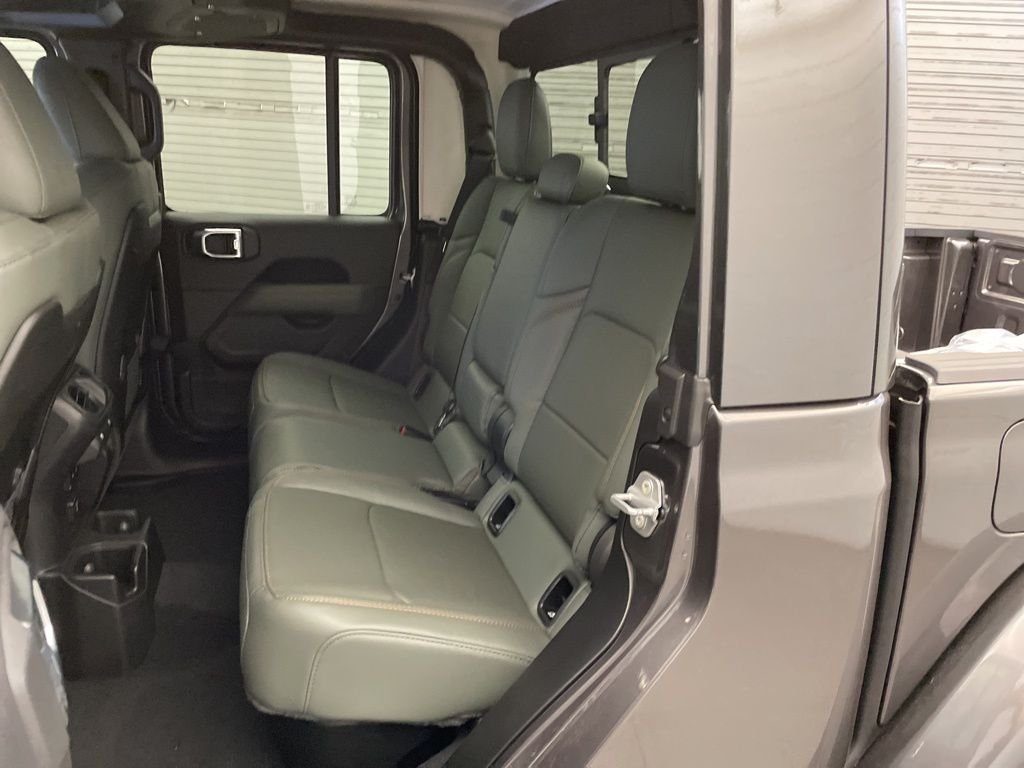New 2026 Granite Crystal Metallic Clear-Coat Exterior Paint Jeep Mojave image 16