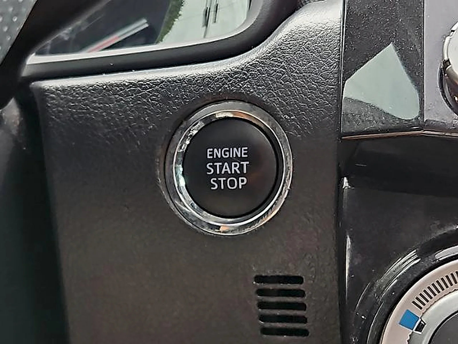Used 2020 Hunter Green Toyota  image 28