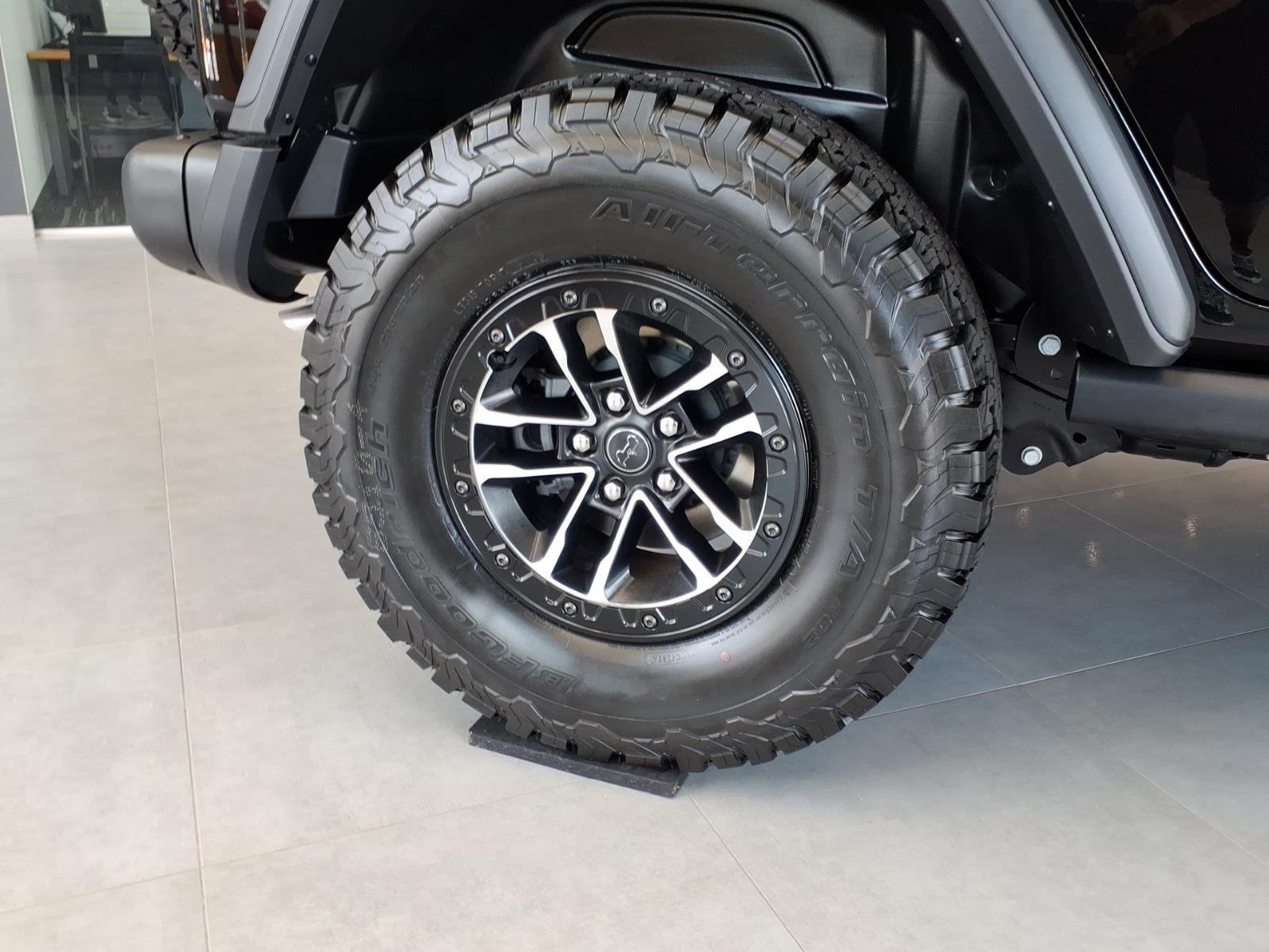New 2026 Black Clear-Coat Exterior Paint Jeep  image 11