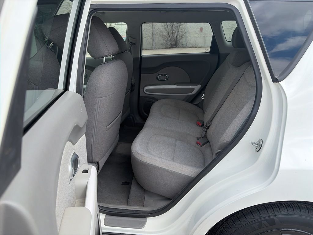 Used 2017 White Kia Base image 17