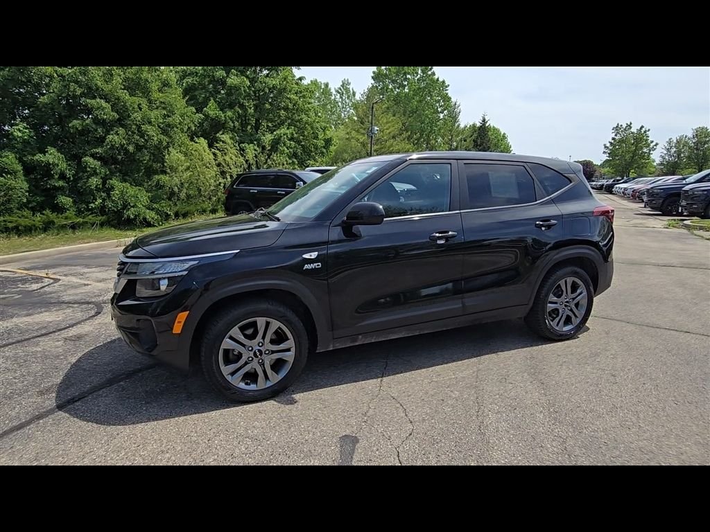 Used 2022 Black Kia LX image 4