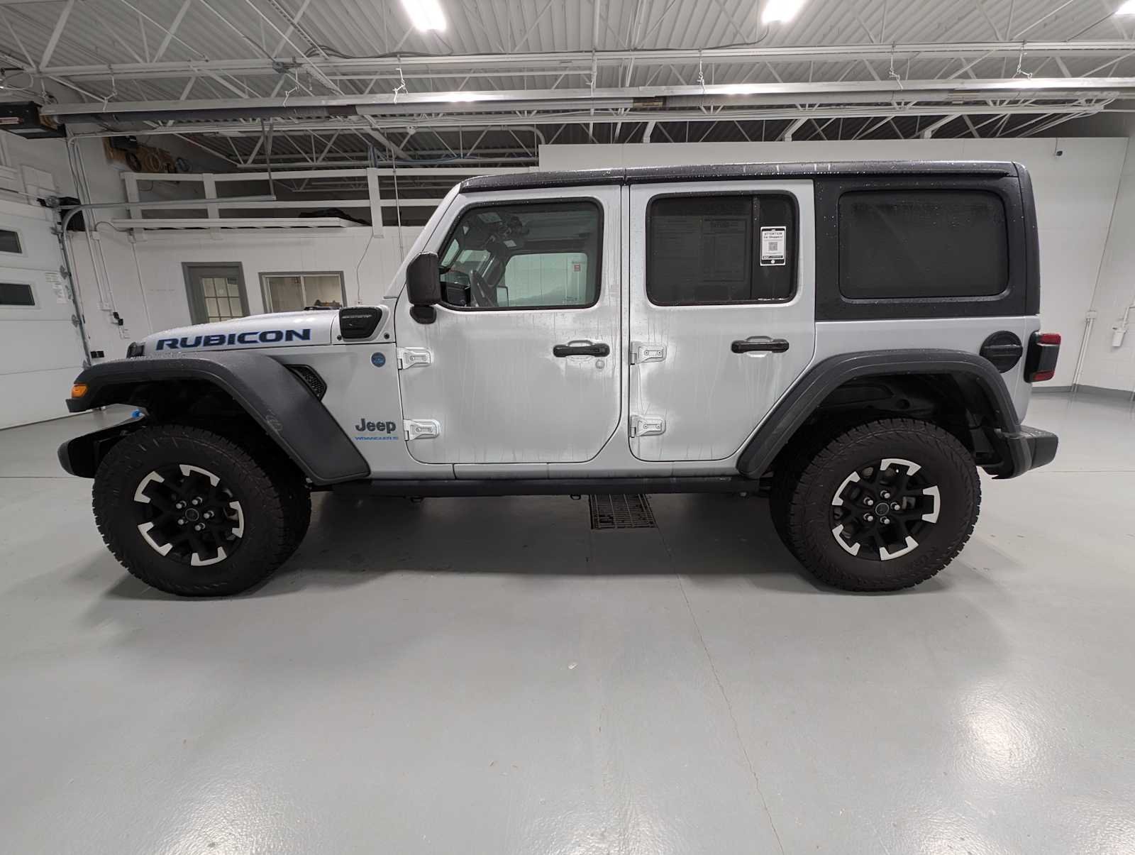 Used 2024 Silver Zynith Clearcoat Jeep Rubicon image 10