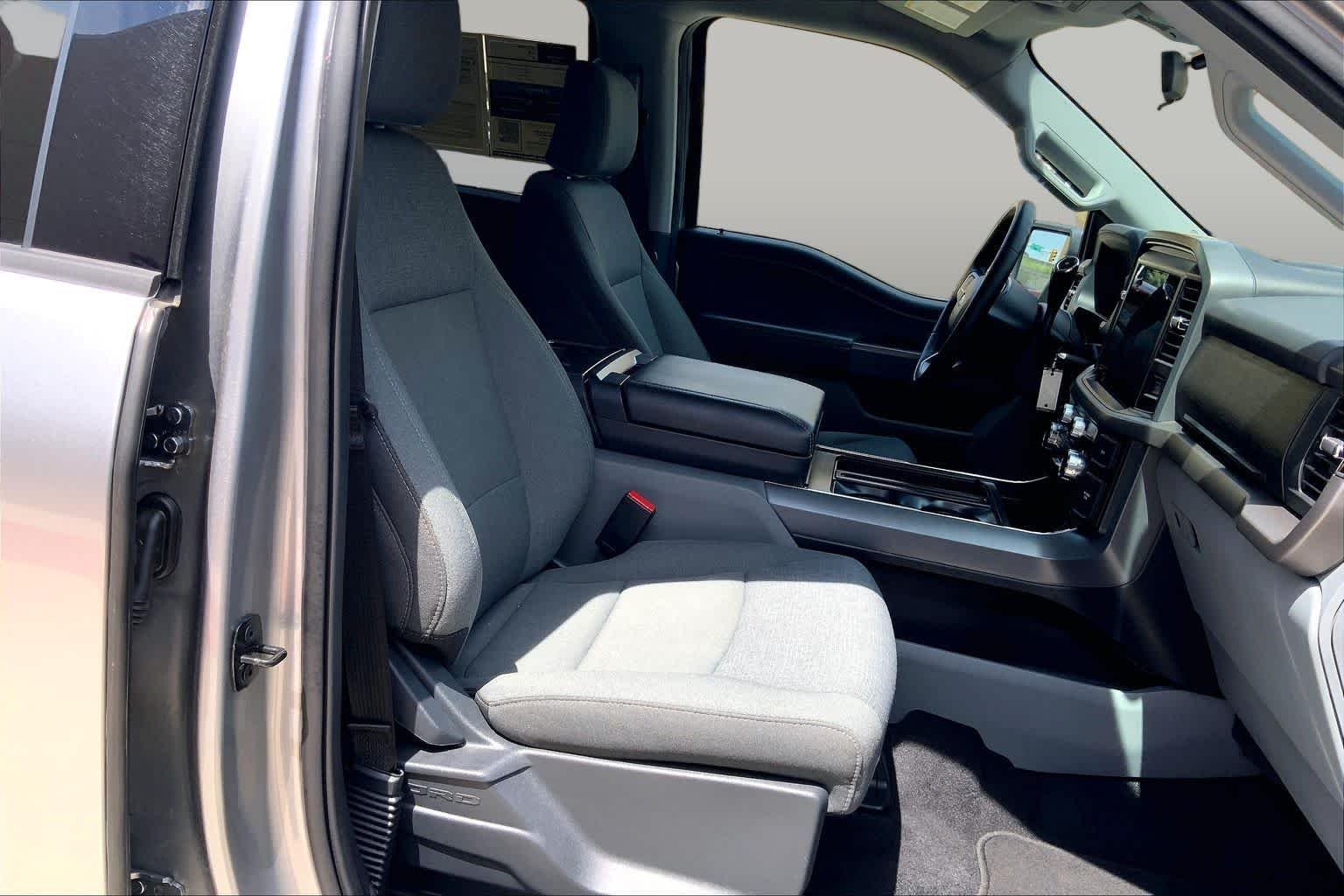 Used 2025 Iconic Silver Ford XLT image 9