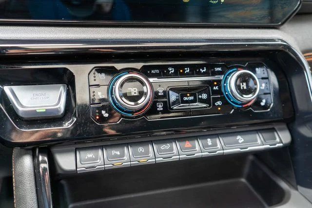 Used 2025  GMC AT4 image 36