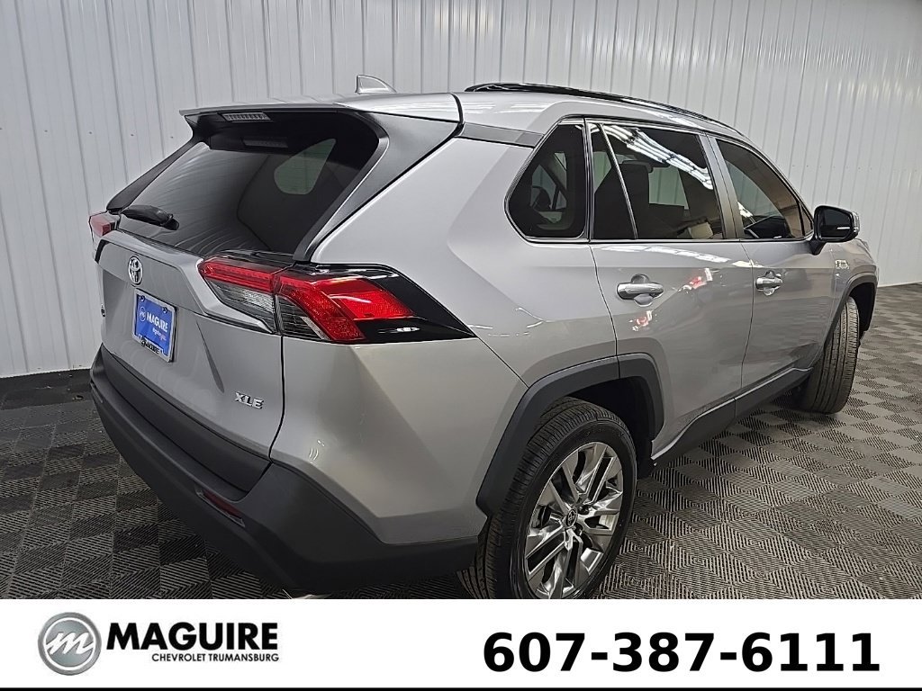 Used 2021 Silver Toyota XLE Premium image 10