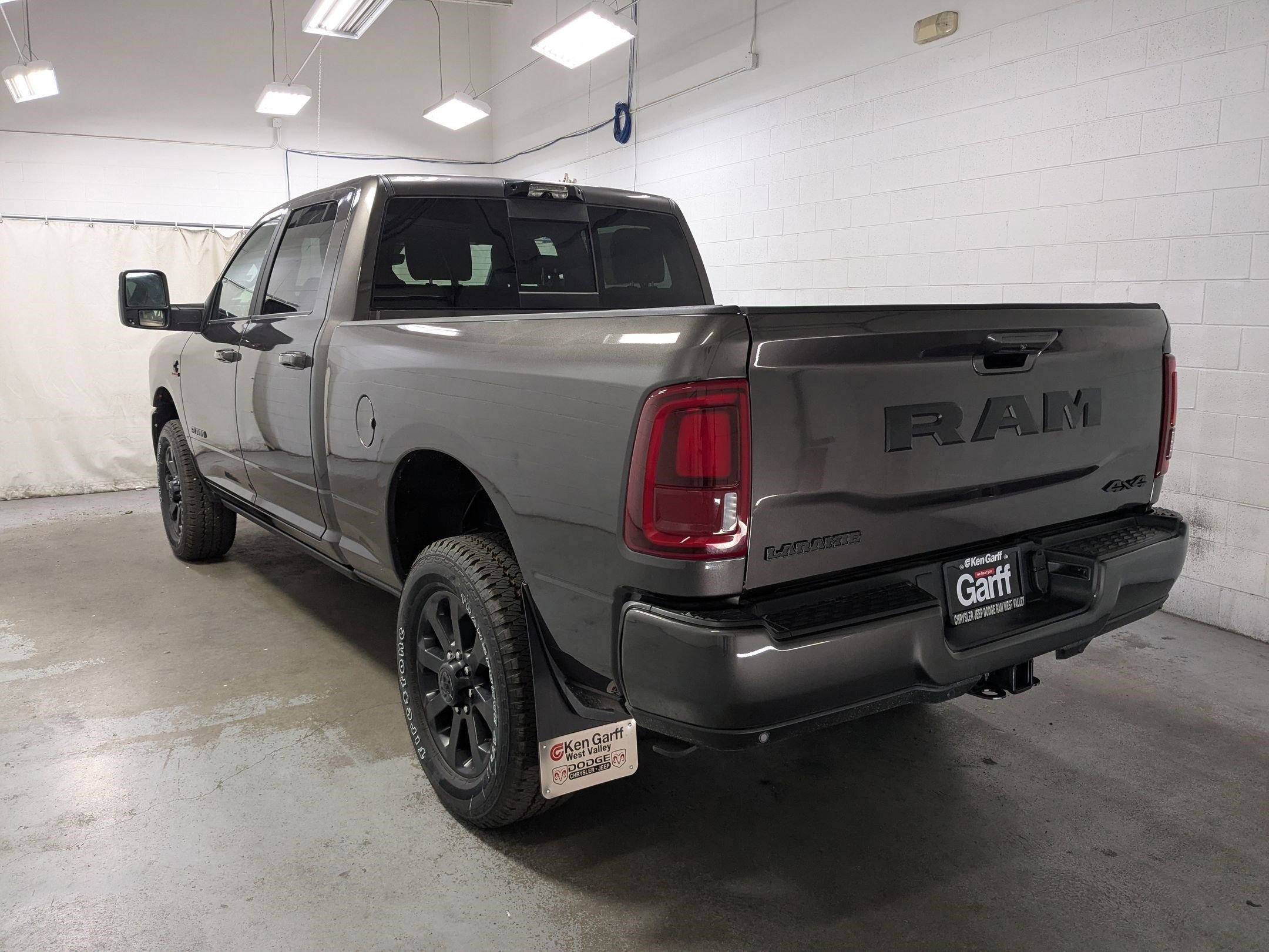 New 2026 Granite Crystal Metallic Clear-Coat Exterior Paint RAM Laramie image 7