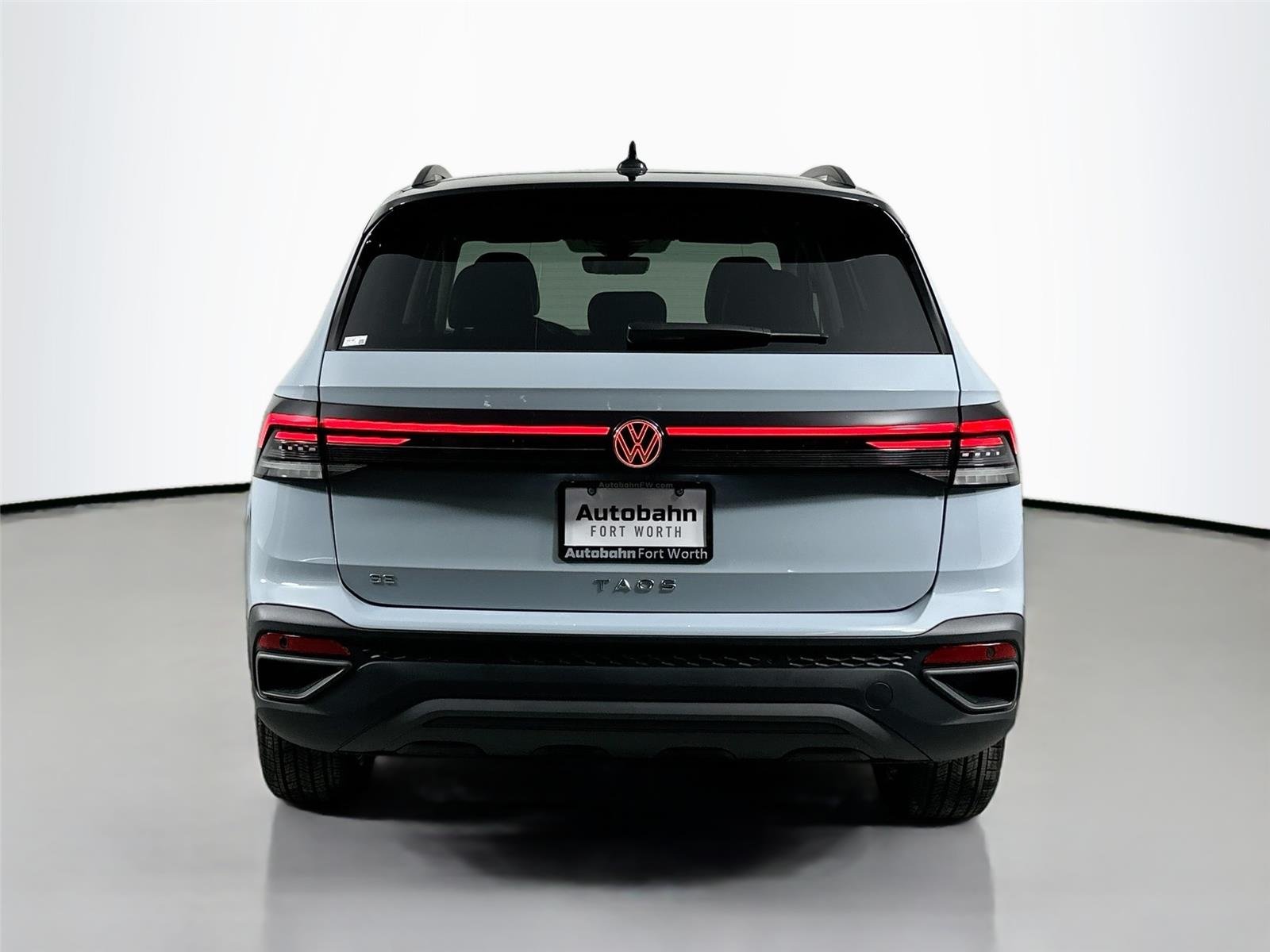 Certified Used 2025  Volkswagen SE Black image 5