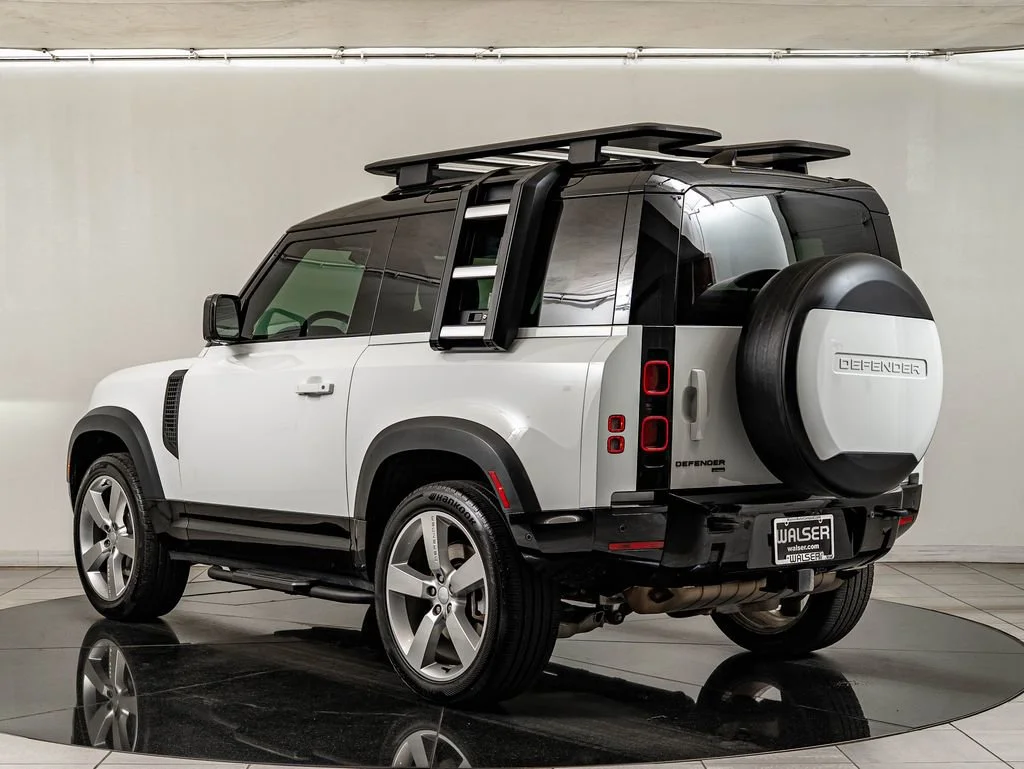 Used 2023 White Land Rover X-Dynamic SE image 7