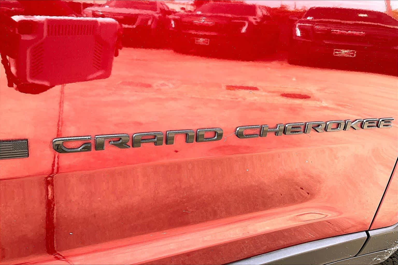 Used 2023 Velvet Red Pearlcoat Jeep Limited image 10