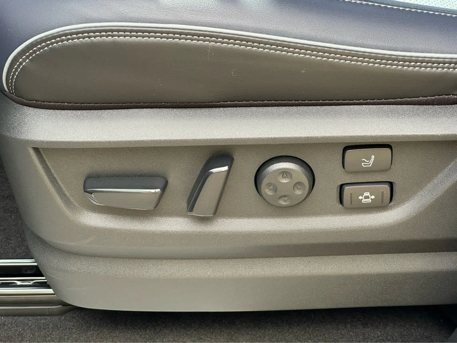New 2026 RADIANT WHITE INFINITI Sport 4WD image 18