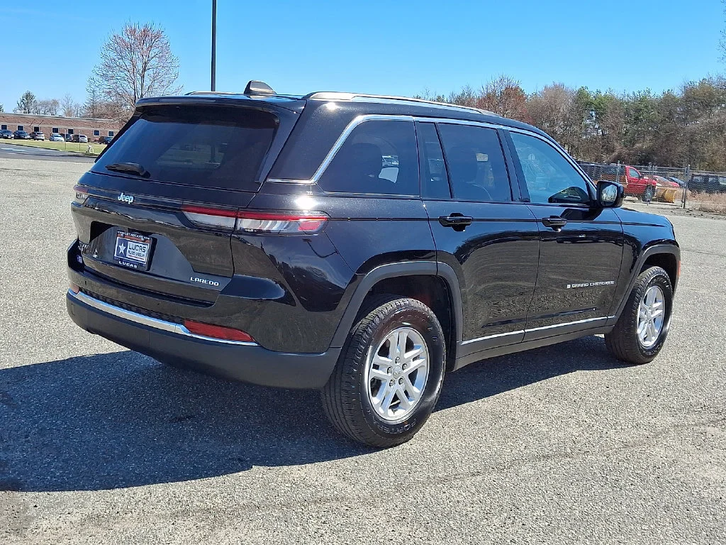 Used 2023 Diamond Black Crystal Pearlcoat Jeep Laredo image 12