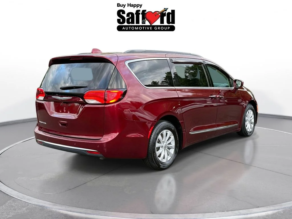 Used 2017 Red Chrysler Touring L image 8