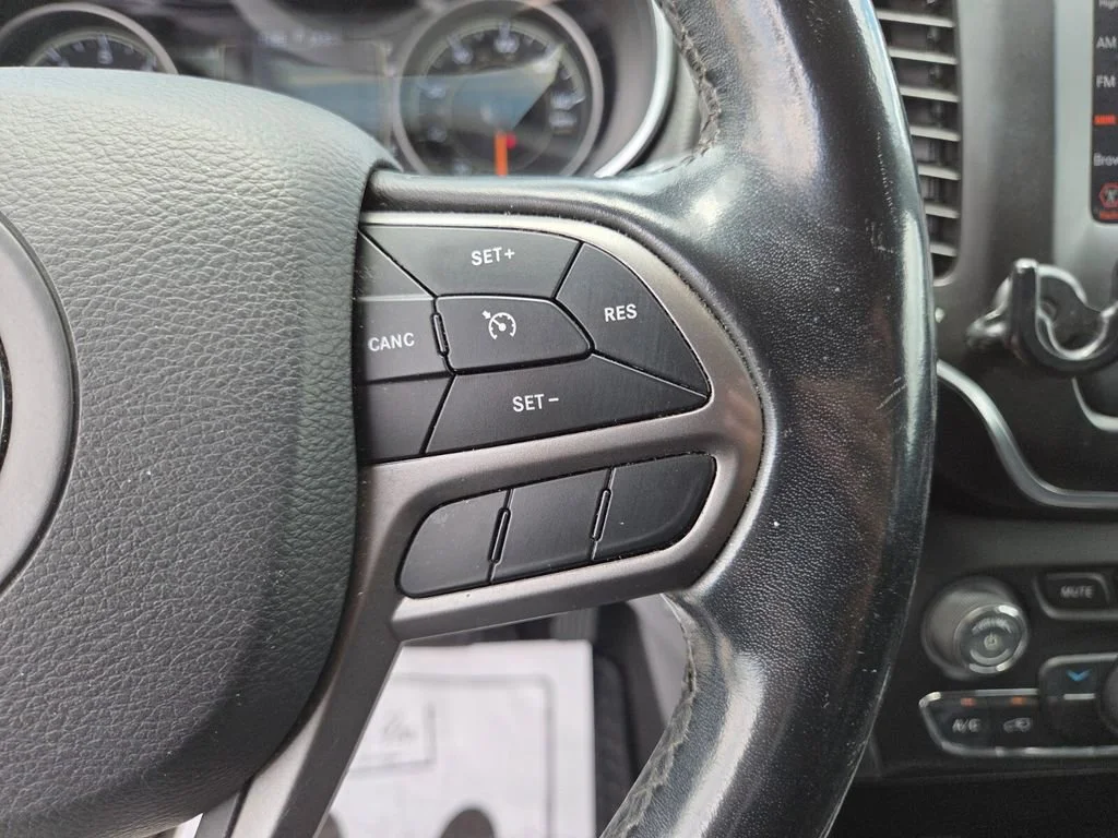 Certified Used 2019 Diamond Black Crystal Pearlcoat Jeep Latitude image 33