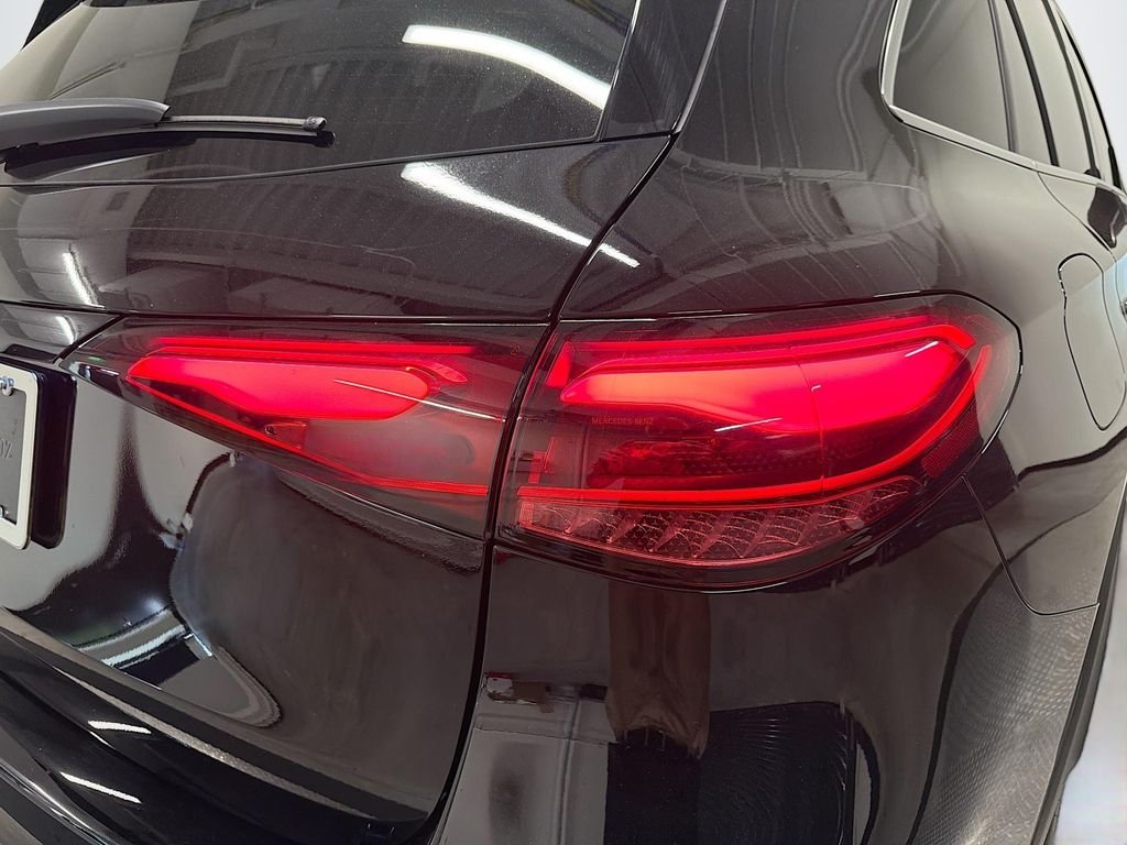 Used 2025 Black Mercedes-Benz GLC 300 image 33
