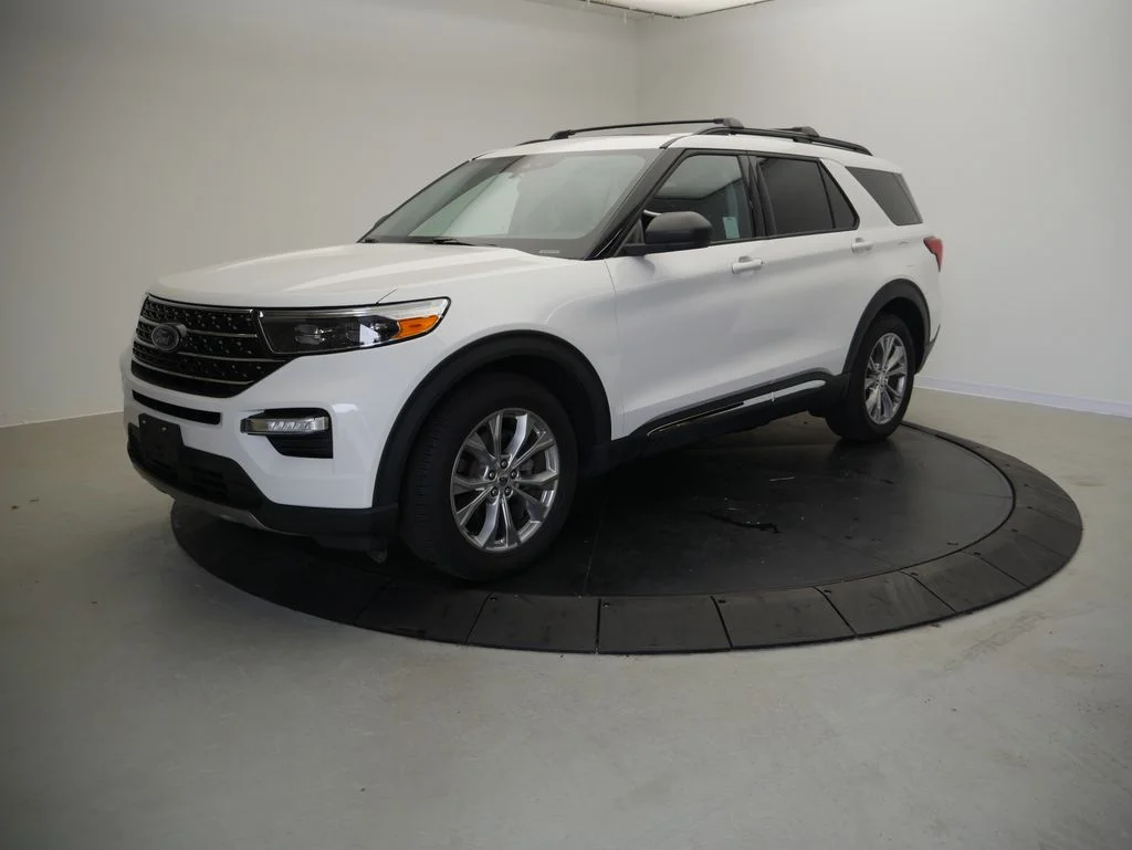 Used 2021 White Metallic Ford XLT image 1