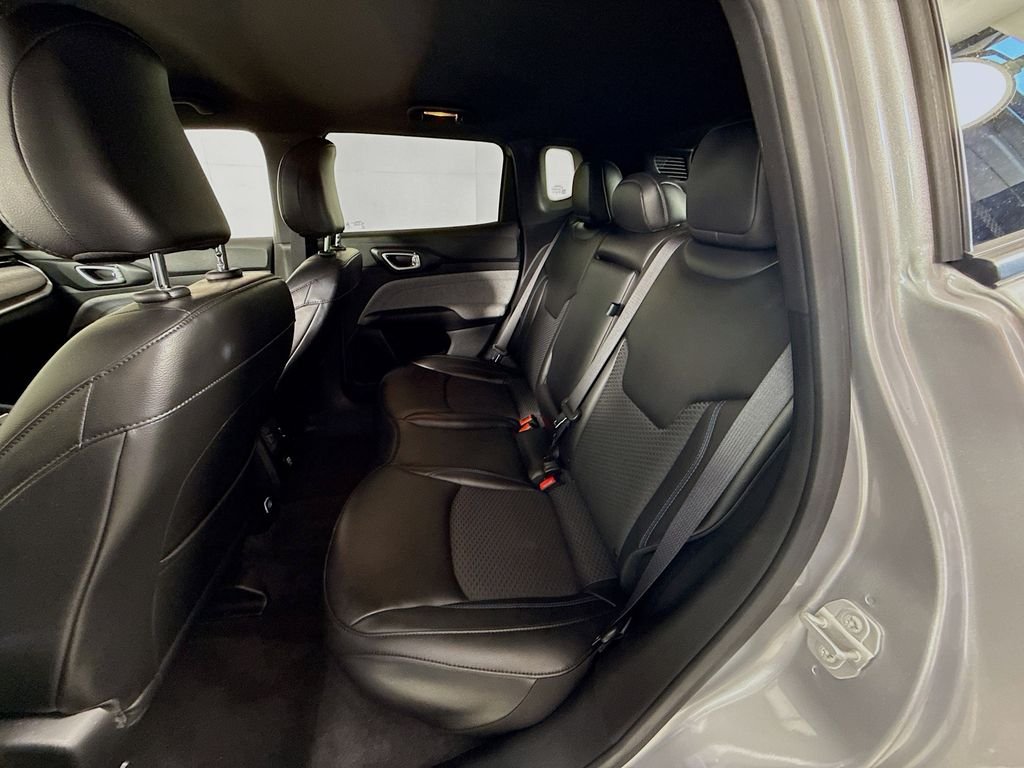 Used 2023 Billet Silver Metallic Clearcoat Jeep Latitude image 4