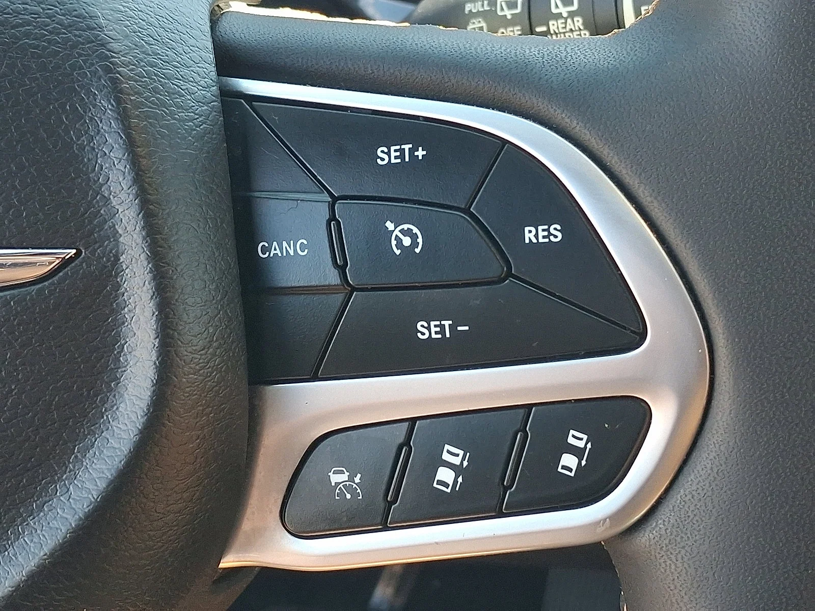 Used 2022 Brilliant Black Crystal Pearlcoat Chrysler Pinnacle image 24