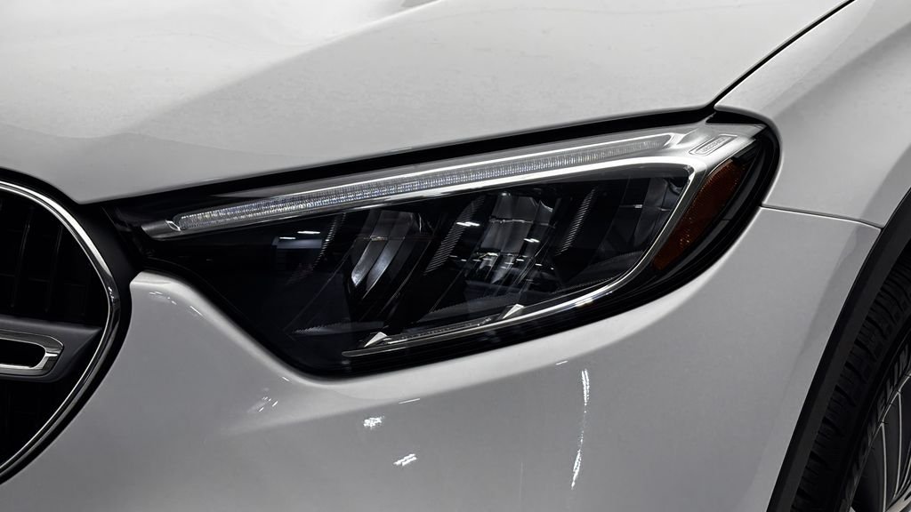 Used 2025 White Mercedes-Benz GLC 300 image 4