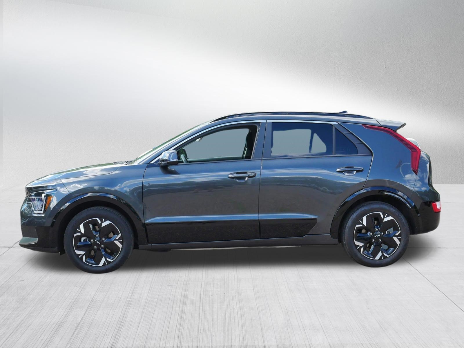 Used 2024 Graphite Gray Kia Wind image 4