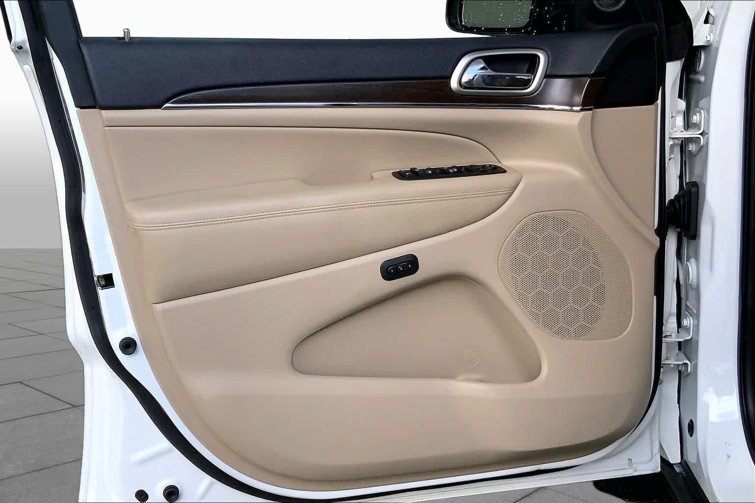 Used 2017 Bright White Clearcoat Jeep Limited image 22