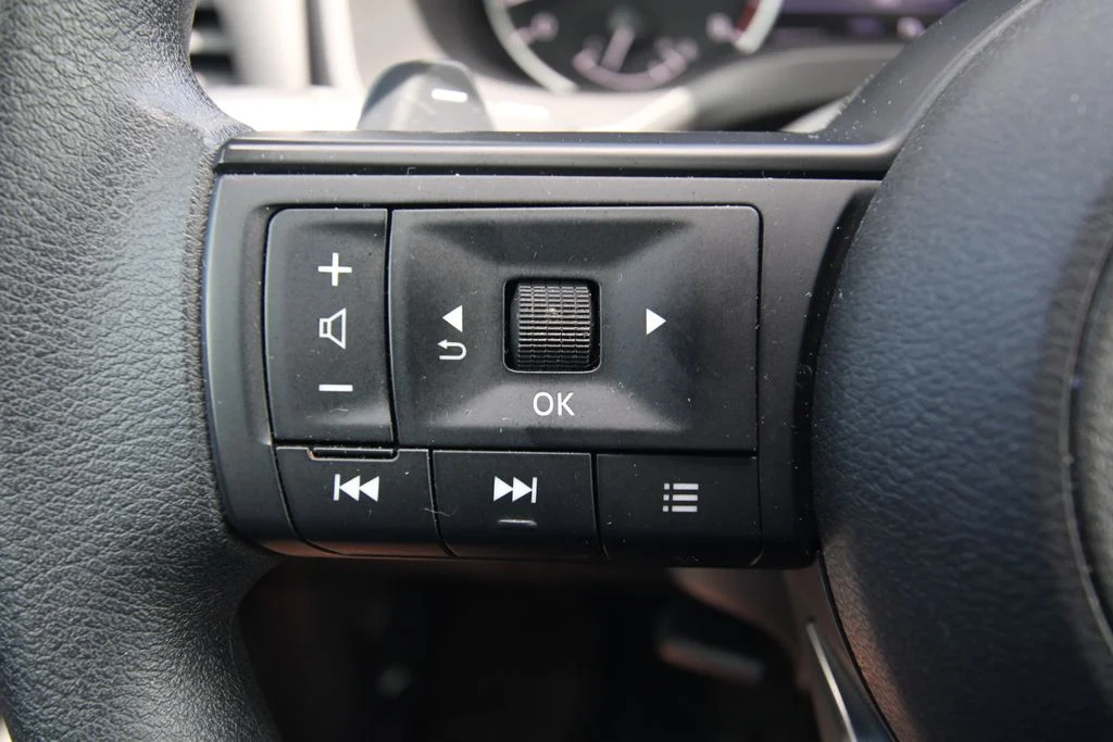 Used 2023 White Nissan S image 18