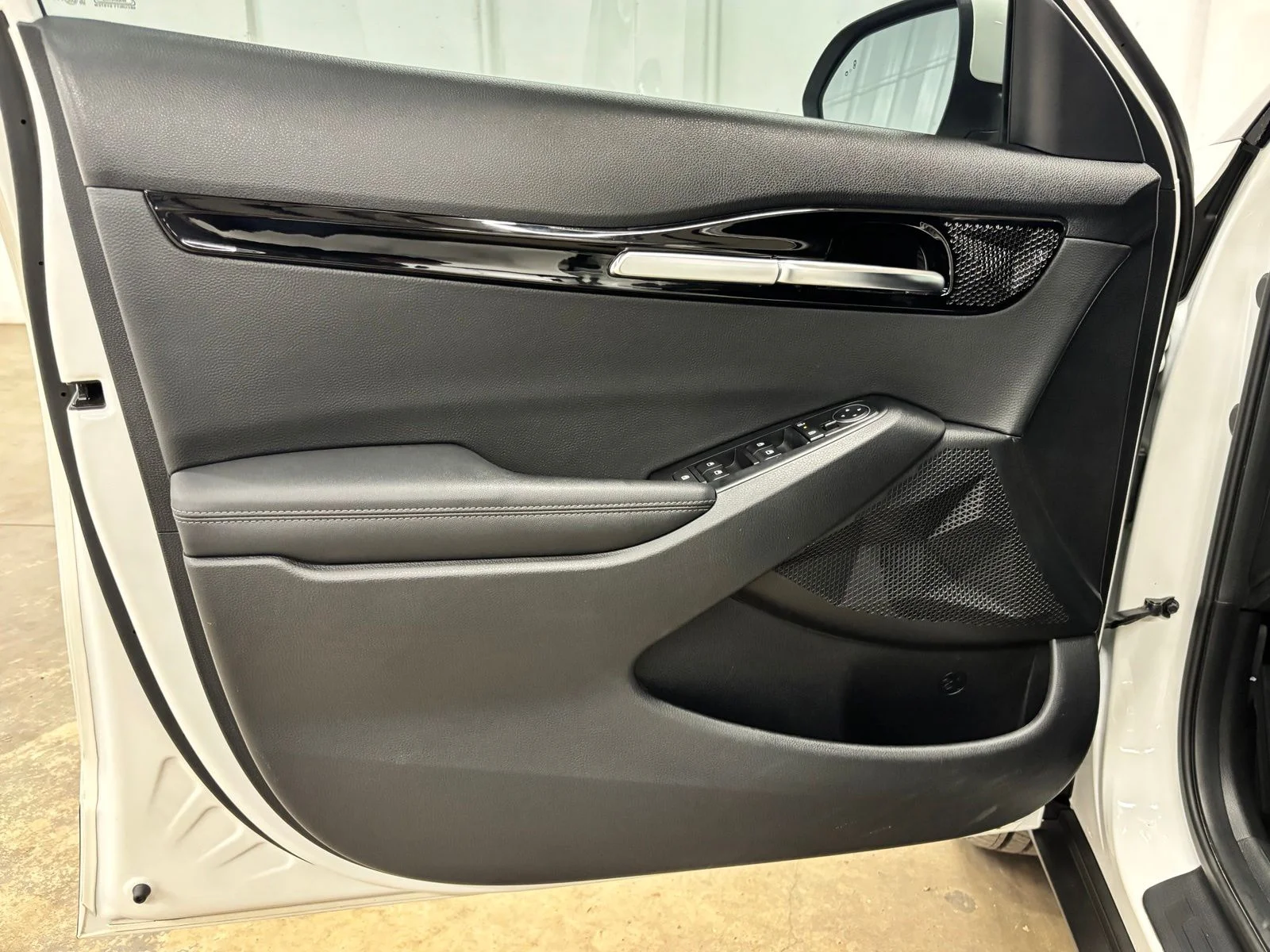 Used 2025 White Kia S image 17