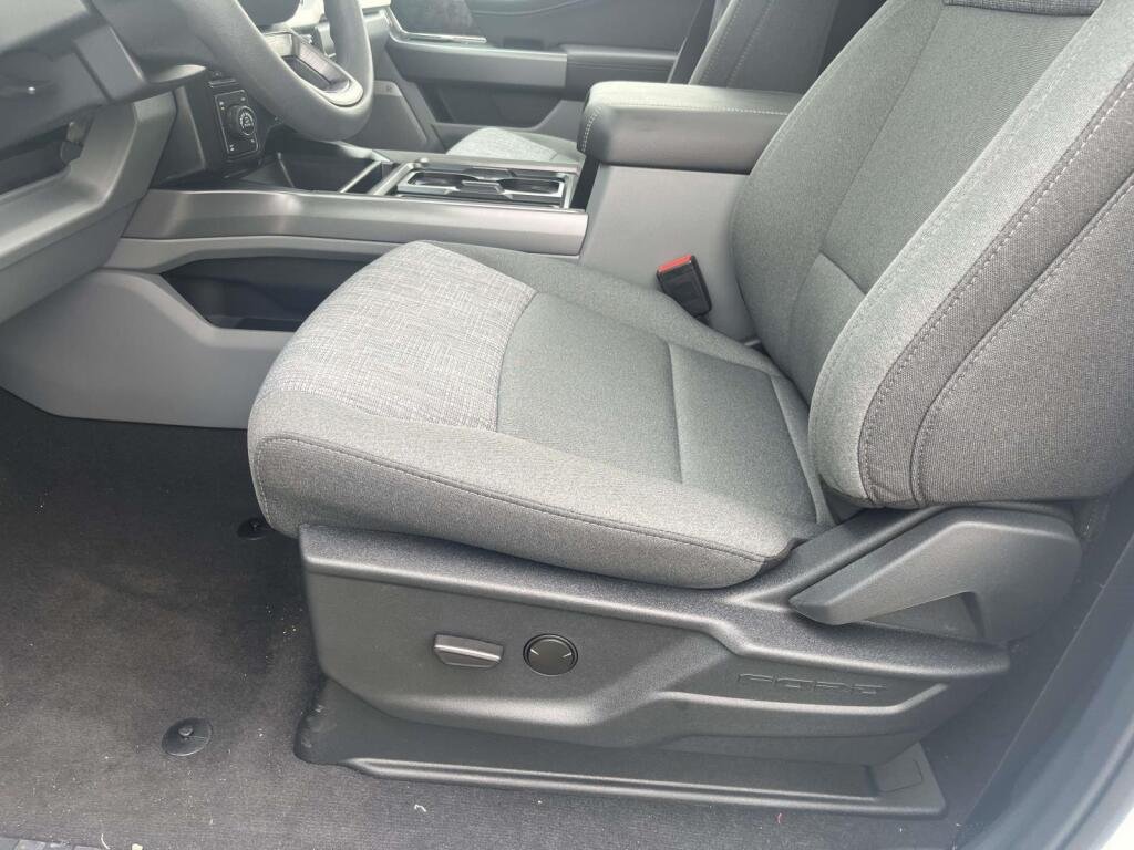 New 2026 Oxford White Ford XLT image 15