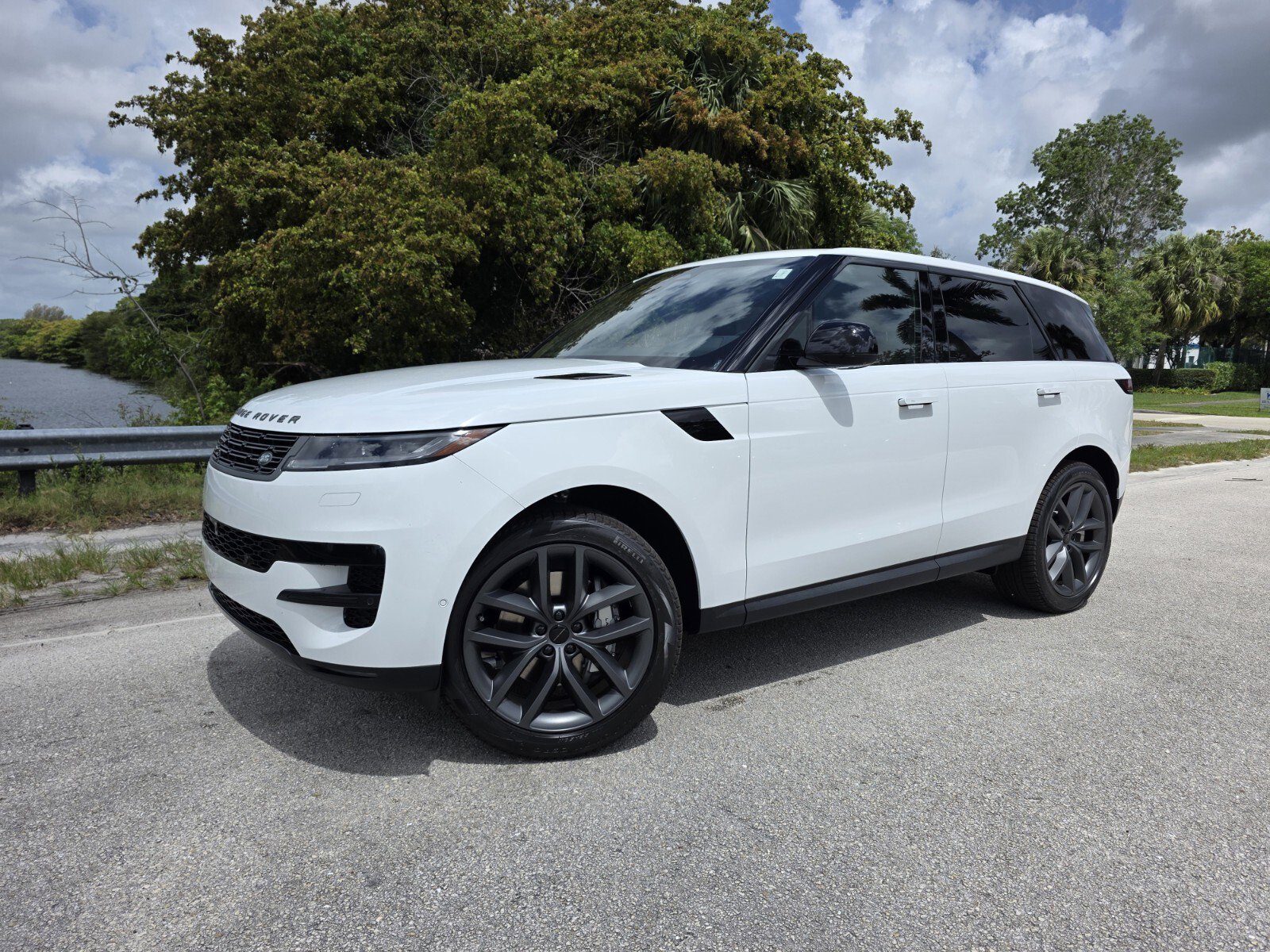 Used 2026 Fuji White Land Rover SE P360 image 1