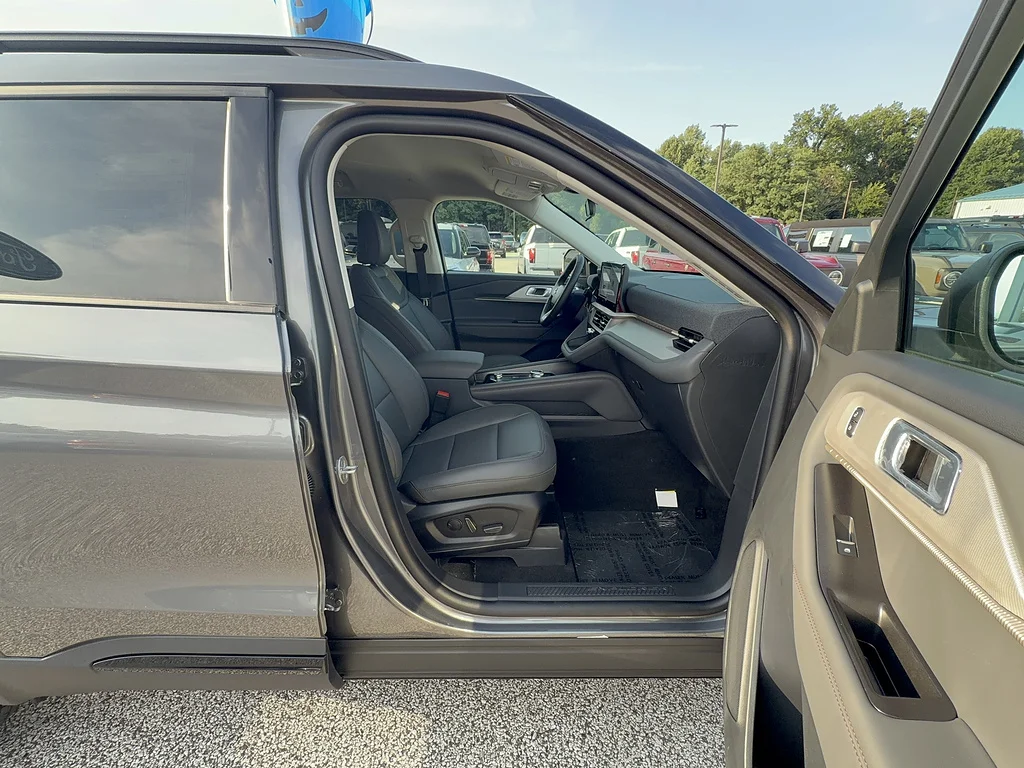 New 2026 Carbonized Gray Metallic Ford Active image 26